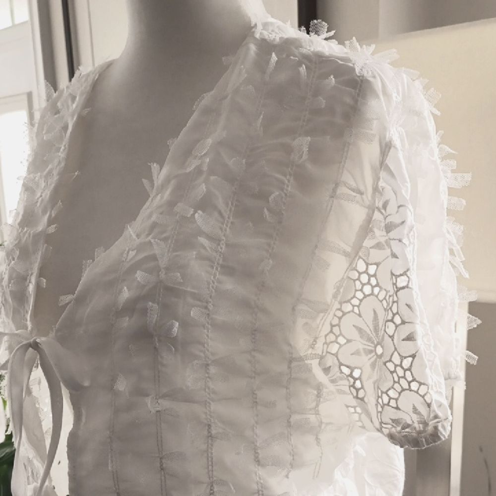 Chic White Floral Lace Blouse - Picture 3 of 13